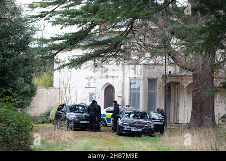 Hereford, Herefordshire,Royaume-Uni - vendredi 17th décembre 2021 - les policiers ont fouiller une propriété vide dans la région de Venns Lane à Hereford dans le cadre de leur enquête sur la personne disparue Janet Edwards - l'ancienne infirmière de 66 ans a été vue pour la dernière fois il y a une semaine à Hereford le vendredi 10th décembre 2021- photo Steven May / Alamy Live News Banque D'Images