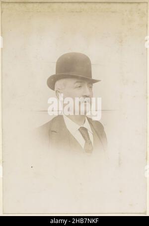 Portrait d'un homme français portant un chapeau de melon, partie d'un album photo d'un photographe amateur français avec des photos de famille, distillerie Delizy & amp; Doistau fils, l'armée et les lieux d'intérêt en France., anonyme, France, c.1900 - c.1910, papier, imprimé albumine, hauteur 141 mm × largeur 98 mm Banque D'Images