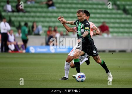 Melbourne, Australie, 17 décembre 2021.Alessandro Diamanti, de Western United, contrôle le ballon lors du match de football de la Ligue A de la série 5 entre le Western United FC et Adelaide United à l'AAMI Park le 17 décembre 2021 à Melbourne, en Australie.Crédit : Dave Helison/Speed Media/Alamy Live News Banque D'Images