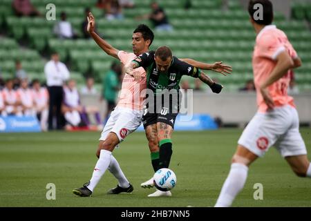 Melbourne, Australie, 17 décembre 2021.Alessandro Diamanti, de Western United, contrôle le ballon lors du match de football de la Ligue A de la série 5 entre le Western United FC et Adelaide United à l'AAMI Park le 17 décembre 2021 à Melbourne, en Australie.Crédit : Dave Helison/Speed Media/Alamy Live News Banque D'Images