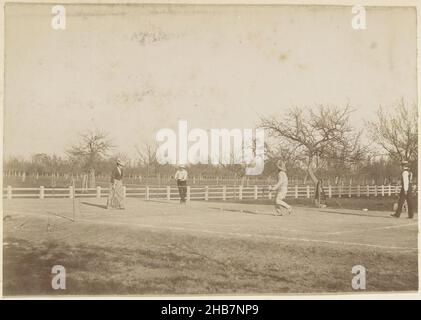 Match de tennis en double sur un court en France, partie d'un album photo d'un photographe amateur français avec des photos d'une famille, distillerie Delizy & amp; Doistau fils, l'armée et les lieux d'intérêt en France., anonyme, France, c.1900 - c.1910, papier, imprimé albumine, hauteur 109 mm × largeur 160 mm Banque D'Images