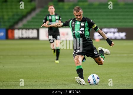 Melbourne, Australie, 17 décembre 2021.Alessandro Diamanti de Western United lance le ballon lors du match de football de la ligue A de la série 5 entre le Western United FC et Adelaide United à l'AAMI Park le 17 décembre 2021 à Melbourne, en Australie.Crédit : Dave Helison/Speed Media/Alamy Live News Banque D'Images