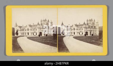 Extérieur du château de Balmoral près d'Aberdeen, Balmoral, du Sud-Ouest (titre sur objet), James Valentine (mentionné sur objet), Aberdeenshire, c.1850 - c.1880, carton, imprimé albumine, hauteur 85 mm × largeur 170 mm Banque D'Images