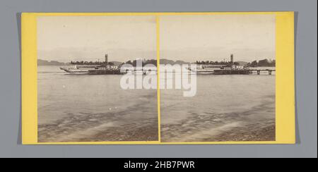 Bateau sur le Loch Lomond à l'embarcadère de Luss, Loch Lomond-The Steamer à Luss Pier (titre sur l'objet), George Washington Wilson (mentionné sur l'objet), Loch Lomond, c.1858 - c.1872, carton, imprimé albumine, hauteur 85 mm × largeur 170 mm Banque D'Images