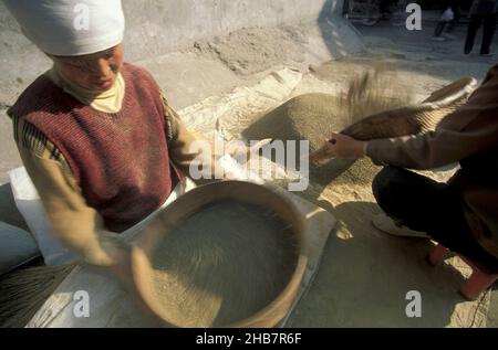 Femmes au travail dans le quartier musulman de la vieille ville de Xian dans le Provinz de Shaanxi en Chine.Chine, Xian, octobre 1997 Banque D'Images