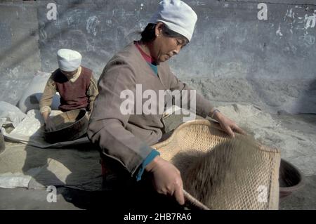 Femmes au travail dans le quartier musulman de la vieille ville de Xian dans le Provinz de Shaanxi en Chine.Chine, Xian, octobre 1997 Banque D'Images