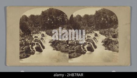 Rivière près de Kenmare, vue près de Kenmare, Comté de Kerry, Irlande (titre sur objet), anonyme, Kenmare, c.1850 - c.1880, carton, imprimé albumine, hauteur 85 mm × largeur 170 mm Banque D'Images