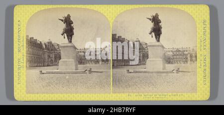 Statue équestre du roi Louis XIV de France dans la cour du château de Versailles, Cour Royale et Statue de Louis XIV (titre sur objet), Résidences impériales (titre de série), Ernest Eléonor Pierre Lamy (mentionné sur objet), Versailles, c.1860 - c.1880, carton, imprimé albumine, hauteur 85 mm × largeur 170 mm Banque D'Images