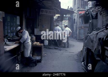 Restaurants musulmans dans le quartier musulman de la vieille ville de Xian dans le Provinz de Shaanxi en Chine.Chine, Xian, octobre 1997 Banque D'Images