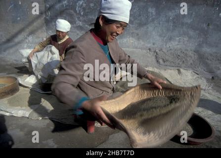 Femmes au travail dans le quartier musulman de la vieille ville de Xian dans le Provinz de Shaanxi en Chine.Chine, Xian, octobre 1997 Banque D'Images