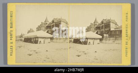 Vue sur la plage avec une tente à Trouville-sur-Mer, Villes & amp; ports Maritimes (titre de la série sur objet), Jean Andrieu (mentionné sur objet), Trouville-sur-Mer, 1862 - 1876, support photographique, carton,imprimé albumine, hauteur 88 mm × largeur 175 mm Banque D'Images