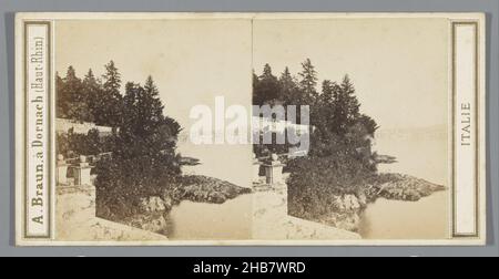 Lac majeur depuis Isola Madre, Italie.Au loin se trouvent Verbania, Isola Madre et Pallanza (titre sur objet), Lac Majeur (titre de série sur objet), Italie (titre de série sur objet), anonyme, éditeur: Adolphe Braun & Cié (mentionné sur objet), Isola Madre (Lago Maggiore), éditeur: Dornach, 1860 - 1866, carton, papier,imprimé albumine, hauteur 85 mm × largeur 174 mm Banque D'Images