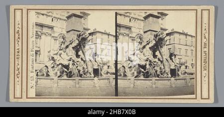 Vue de la Fontaine des quatre ruisseaux de Piazza Navona, Rome, Fontana di Piazza Navonna (titre sur objet), Roma (titre de la série sur objet), Giorgio Sommer (attribué à), éditeur: Joseph Spithöver (mentionné sur objet), Rome, c.1860 - c.1880, support photographique, carton, imprimé albumine, hauteur 83 mm × largeur 175 mm Banque D'Images