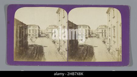 Vue de la via Etnea à Catane, rue dell' Etna, Catane (titre sur objet), Jean Andrieu (attribué à), Catane, 1862 - 1876, carton, papier,imprimé albumine, hauteur 88 mm × largeur 176 mm Banque D'Images