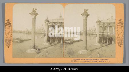 Vue sur le Palais des Doges et deux colonnes devant lui à Venise, en arrière-plan la basilique de Santa Maria della Salute, les colonnes de la Piazzetta angle du Palais Ducal et Sta Maria della Salute a Venise (titre sur objet), les rues d'Italie (titre sur objet), Jean Andrieu(Mentionné sur l'objet), éditeur: Adolphe Block (mentionné sur l'objet), Venise, éditeur: Paris, 1872 - 1876, carton,papier, imprimé albumine, hauteur 88 mm × largeur 176 mm Banque D'Images