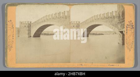 Vue du Pont Scaliger près de Castel Vecchio, Vérone, Ponte de Castel Vechio a Vérone (titre sur objet), Vues d'Italie (titre de série sur objet), Jean Andrieu (mentionné sur objet), éditeur: Bloc Adolphe (mentionné sur objet), Vérone, éditeur: Paris, 1872 - 1876, carton,papier, imprimé albumine, hauteur 88 mm × largeur 176 mm Banque D'Images