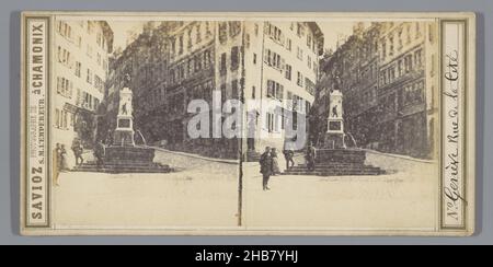 Vue sur la rue de la Cité à Genève, avec une fontaine en premier plan, E. Savioz (mentionné sur l'objet), Genève, c.1860 - c.1880, carton, imprimé albumine, hauteur 85 mm × largeur 170 mm Banque D'Images