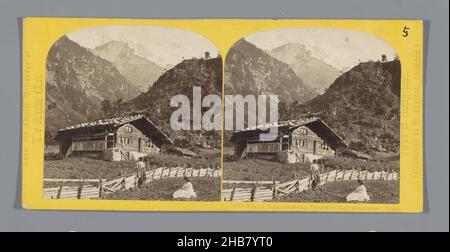 Bâtiment dans la vallée de Lauterbrunnen, avec le Tschingelhorn en arrière-plan, vue du Tschingilhorn, Vallée de Lauterbrunnen.Suisse.(Titre sur objet), William England (mentionné sur objet), Berne, c.1850 - c.1880, carton, imprimé albumine, hauteur 85 mm × largeur 170 mm Banque D'Images