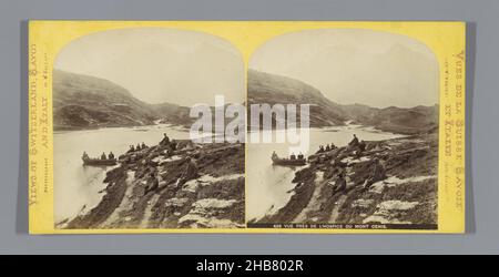 Vue sur le Lac du Mont-Cenis avec les visiteurs, vue près de l'Hospice du Mont Cenis (titre sur objet), William England (mentionné sur objet), Col du Mont Cenis, c.1850 - c.1880, carton, imprimé albumine, hauteur 85 mm × largeur 170 mm Banque D'Images