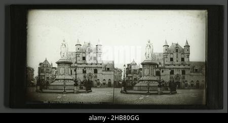 Statue de Marguerite d'Autriche devant le beffroi de Malines, Statue de Marguerite d'Autriche, à Malines (Belgique) (titre sur objet), anonyme, Malines, 1860 - 1890, verre,glissière, hauteur 85 mm × largeur 173 mm Banque D'Images