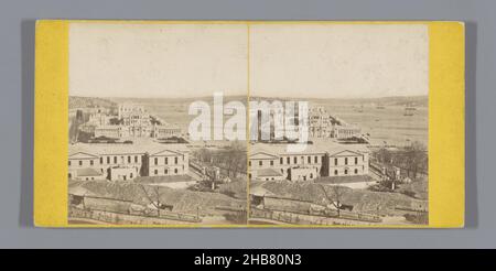 Vue générale du Palais Dolmabahçe sur le Bosphore, Constantinople, Constantinople.- vue générale du Nouveau Palais et du Bosphore de l'Ouest (titre sur objet), Good's Eastern Series (titre sur objet), Frank Mason Good (mentionné sur objet), éditeur: Frank Mason Good (mentionné sur objet), Constantinopel, éditeur:Londres, 1861 - 1870, carton,papier, imprimé albumine, hauteur 82 mm × largeur 171 mm Banque D'Images