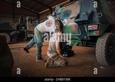 Gao, Mali.16th décembre 2021.Opération Barkhane ateliers de réparation à la base de Gao au Mali le 16 décembre 2021.La force militaire anti-djihadiste de la France dans la région du Sahel, qui compte aujourd'hui plus de 5 000 soldats, se terminera au premier trimestre de 2022.Photo par Eliot Blondt/ABACAPRESS.COM crédit: Abaca Press/Alay Live News Banque D'Images