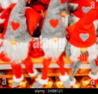 Les nains de jouets bourrés drôles sont assis sur une étagère dans un magasin.Foire de Noël. Banque D'Images