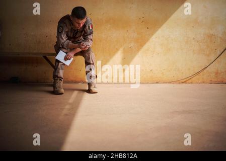 Gao, Mali.16th décembre 2021.Opération Barkhane ateliers de réparation à la base de Gao au Mali le 16 décembre 2021.La force militaire anti-djihadiste de la France dans la région du Sahel, qui compte aujourd'hui plus de 5 000 soldats, se terminera au premier trimestre de 2022.Photo par Eliot Blondt/ABACAPRESS.COM crédit: Abaca Press/Alay Live News Banque D'Images