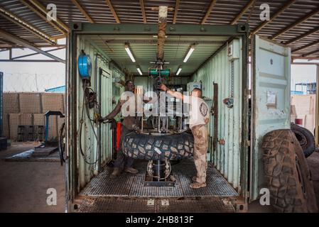 Gao, Mali.16th décembre 2021.Opération Barkhane ateliers de réparation à la base de Gao au Mali le 16 décembre 2021.La force militaire anti-djihadiste de la France dans la région du Sahel, qui compte aujourd'hui plus de 5 000 soldats, se terminera au premier trimestre de 2022.Photo par Eliot Blondt/ABACAPRESS.COM crédit: Abaca Press/Alay Live News Banque D'Images