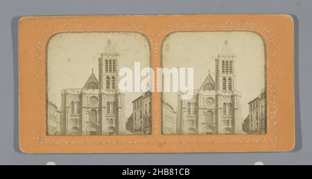 Extérieur de la basilique Saint-Denis près de Paris, Cathédrale de St Denis (titre sur objet), anonyme, Paris, 1855 - 1875, support photographique,papier, imprimé albumine, perforé, hauteur 86 mm × largeur 173 mm Banque D'Images