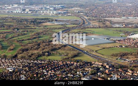 Vue aérienne de l'aéroport de Manchester Eastern Link Road, la A555, depuis le sud en regardant vers le nord-ouest vers l'aéroport avec Handforth dans l'immédiate perte Banque D'Images