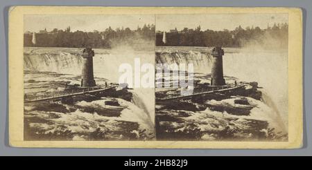 Les chutes Horseshoe et la tour Terrapin, comme vu de Goat Island, instantané.Terrapin Tower et une partie de Horse Shoe Fall, de Goat Island (titre sur objet), The Majesty and Beauty of Niagara (titre de la série sur objet), anonyme, éditeur: Edward Anthony (mentionné sur objet), Horseshoe Falls, éditeur: New York (ville), 1859 - 1862, carton, papier, imprimé albumine,hauteur 83 mm × largeur 171 mm Banque D'Images