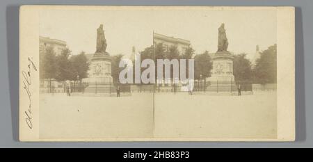 Statue de Guillaume d'Orange sur le plein, la Haye, William le Silent (titre sur objet), Vues de Hollande.La Haye (titre de la série sur objet), Pieter Oosterhuis (attribué à), Louis Royer, la Haye, 1859 - 1865, carton,papier, imprimé albumine, hauteur 84 mm × largeur 173 mm Banque D'Images