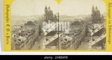 Vue sur l'église Kostel svateho Mikuláše ou Saint-Nicolas, Malá Strana, Prague, Panorama sur la Kleonsette et la cathédrale (titre sur objet), Prague.Bohême (Autriche) (titre de la série sur objet), Allemagne au stéréoscope (titre de la série sur objet), Charles Gaudin (mentionné sur objet), Praag, 1868, carton, papier,imprimé albumine, hauteur 84 mm × largeur 174 mm Banque D'Images