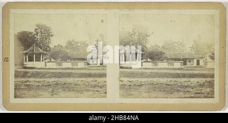 Vue d'un temple chinois à Bogor, Java, temple chinois à Buitenzorg (titre sur objet), anonyme, Bogor, 1868 - 1890, carton,papier, imprimé albumine, hauteur 87 mm × largeur 180 mm Banque D'Images