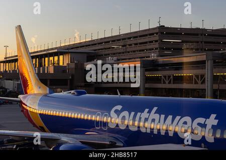 Boeing 737-752 de Southwest Airlines montré à une porte de l'aéroport international Sky Harbor de Phoenix Banque D'Images