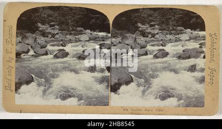 Rapides dans vraisemblablement la rivière Daiya près de Nikko, Japon, le Shiobara Rapid Nikko (titre sur objet), T. Enami (mentionné sur objet), éditeur: T. Enami (mentionné sur objet), Nikko, éditeur: Yokohama, 1900 - 1907, carton,papier baryta, hauteur 90 mm × largeur 178 mm Banque D'Images