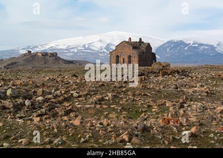 Les ruines d'Ani.La cathédrale avec son dôme manquant est vue sur la droite, la colline de la citadelle sur la gauche.Turquie Banque D'Images