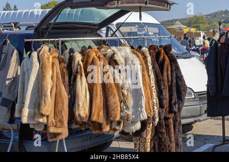 Vente de chaussures de mode à fourrure Coats au marché aux puces Banque D'Images