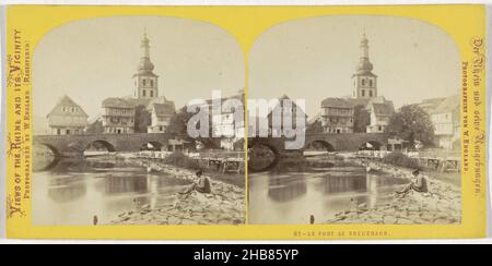 Vue sur un pont et la tour de l'église de Bad Kreuznach, Allemagne, le pont de Kreuznach (titre sur objet), vues sur le Rhin et ses environs, Der Rhein und seine Umgebungen (titre de la série sur objet), William England (mentionné sur objet), Bad Kreuznach, 1867 - 1868, carton, papier,imprimé albumine, hauteur 83 mm × largeur 172 mm Banque D'Images
