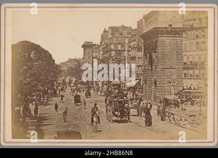 Vue de la porte Saint-Martin à Paris, anonyme, Paris, 1860 - 1890, carton,imprimé albumine, hauteur 164 mm × largeur 108 mm Banque D'Images