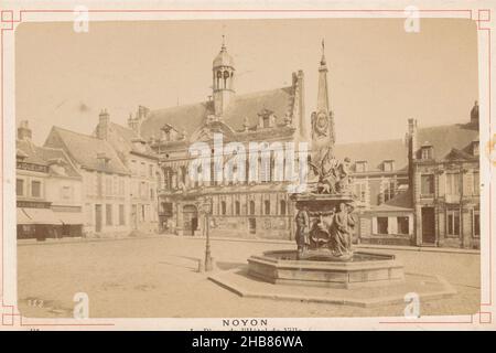 Vue sur la place de l'hôtel de ville à Noyon, la place de l'Hôtel de ville (titre sur objet), Étienne Neurdein (éventuellement), Noyon, 1895, carton,imprimé albumine, hauteur 108 mm × largeur 164 mm Banque D'Images