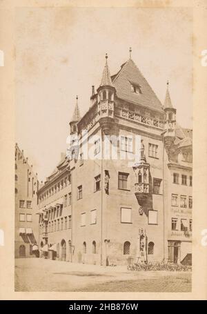 La Maison de Nassau à Nuremberg, Nassauer Haus (titre sur objet), Nuremberg (titre de série sur objet), anonyme, éditeur: Friedrich Bruckmann (éventuellement), Neurenberg, éditeur: München, 1863 - 1898, carton,imprimé albumine, hauteur 171 mm × largeur 113 mm Banque D'Images