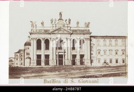 Vue de l'archibasilique papale de Saint-Jean du Latran à Rome, Basilica di S. Giovanni (titre sur objet), anonyme, Sint-Jan van Lateranen, 1850 - 1900, carton,imprimé albumine, hauteur 107 mm × largeur 168 mm Banque D'Images