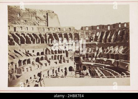 Vue de l'intérieur du Colisée à Rome, anonyme, Colosseum, 1850 - 1900, carton,imprimé albumine, hauteur 108 mm × largeur 167 mm Banque D'Images