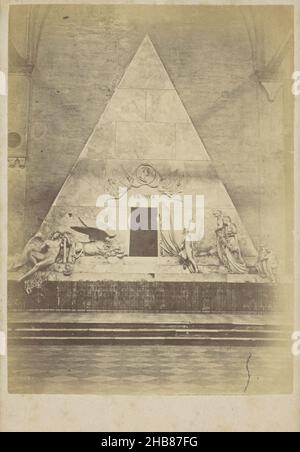 Le monument funéraire d'Antonio Canova dans la Basilique Santa Maria Gloriosa dei Frari à Venise, anonyme, Basilique de Santa Maria Gloriosa dei Frari, 1850 - 1900, carton, imprimé albumine, hauteur 157 mm × largeur 104 mm Banque D'Images