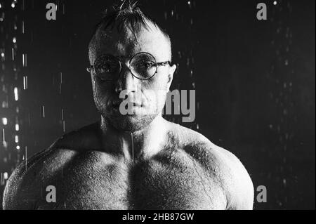 Beau homme musclé dans la douche.Portrait.Individualité. Banque D'Images