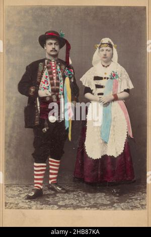 Portrait d'une femme et d'un homme inconnus, probablement en costume traditionnel de South Beveland, anonyme, pays-Bas, c.1880 - c.1900, support photographique, carton, imprimé albumine, hauteur 144 mm × largeur 100 mm Banque D'Images