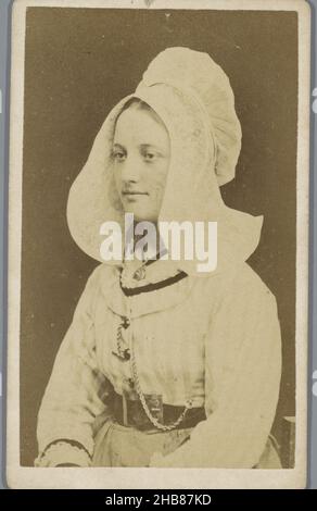 Portrait d'une femme inconnue en vraisemblablement le costume du Brabant du Nord, anonyme, pays-Bas, c.1870 - c.1880, support photographique, carton, imprimé albumine, hauteur 96 mm × largeur 58 mm Banque D'Images