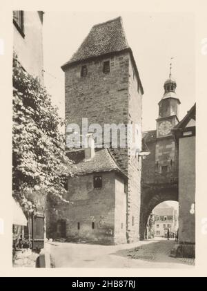 Vue sur une tour et une porte à Rothenburg ob der Tauber, Rothenburg ob der Tauber Altes Stadtgefängnis - prison de la vieille ville (titre sur objet), anonyme, Rothenburg ob der Tauber, c.1940 - c.1960, support photographique, impression en gélatine argentée, hauteur 90 mm × largeur 70 mm Banque D'Images